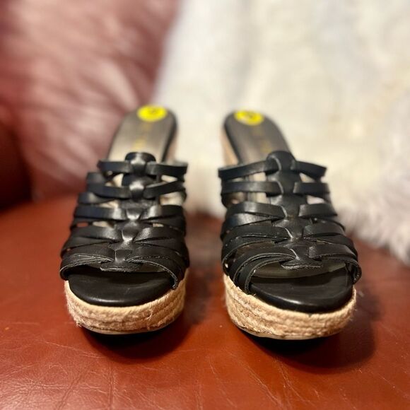 ME TOO Black Hutch Strappy Wedge Sandals - Picture 4 of 7